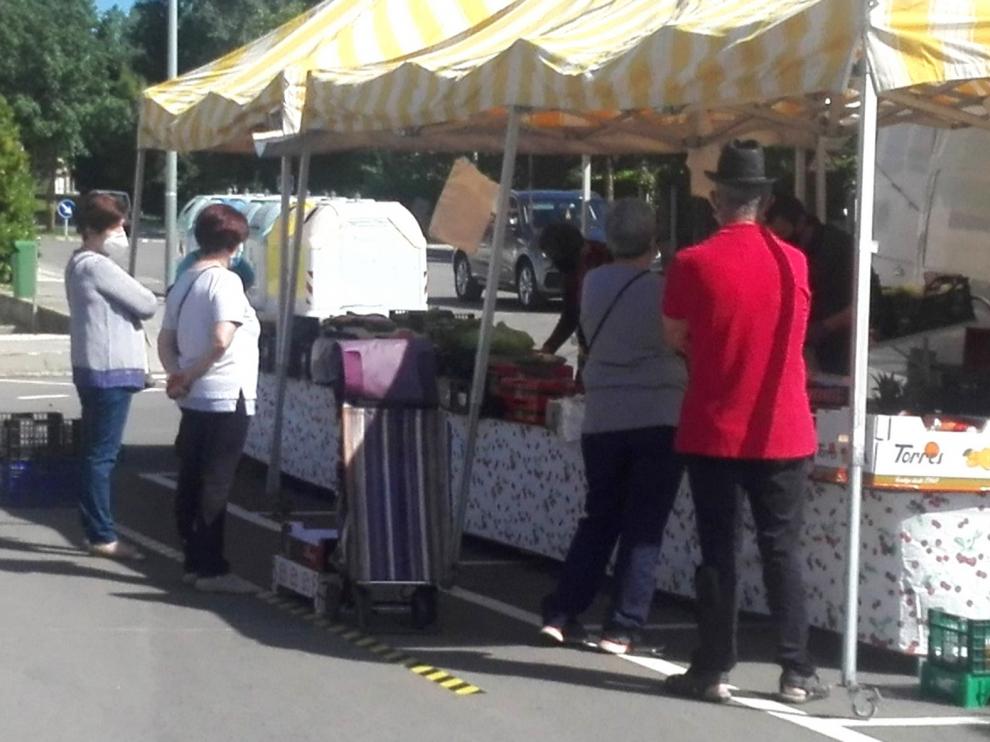 Reabre el mercadillo de los jueves en Sabiñanigo con puestos de alimentación