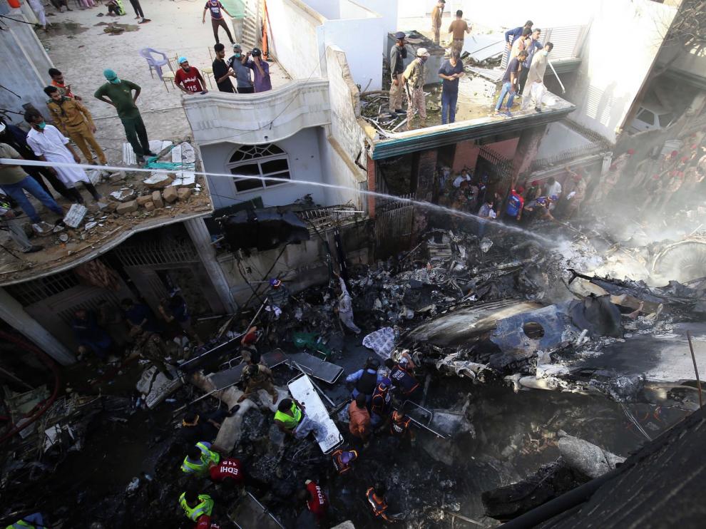 Un accidente de avión causa 73 muertos en Pakistán
