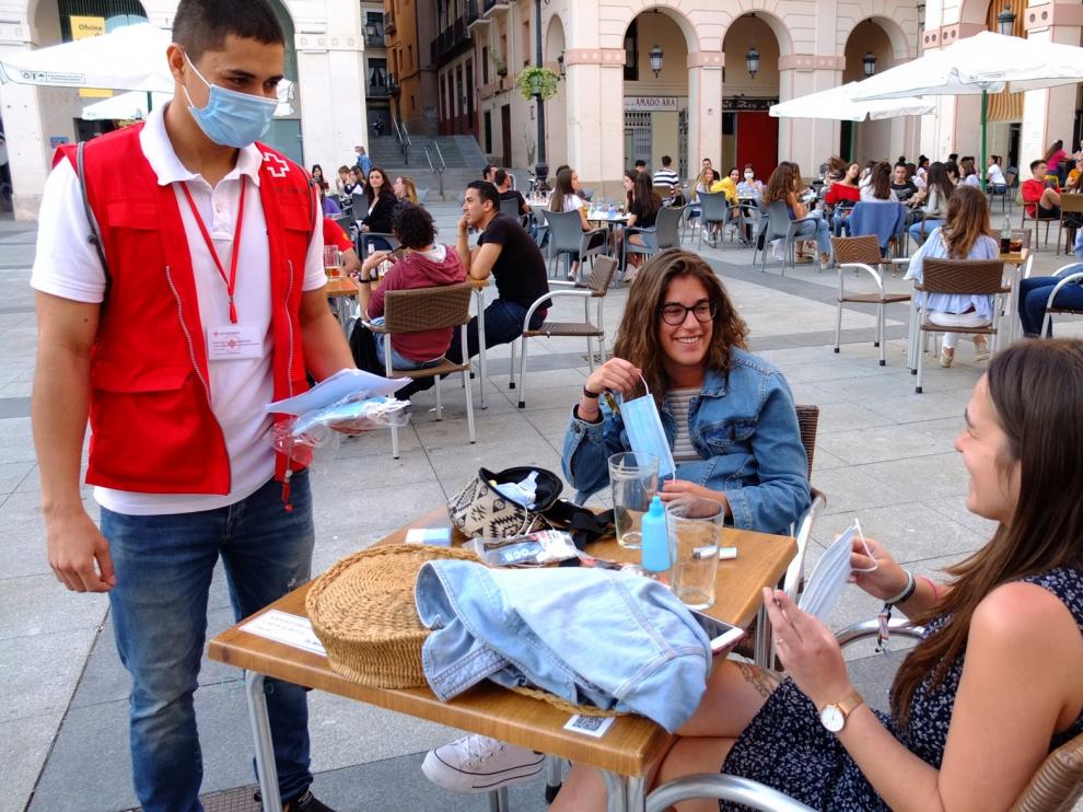 Cruz Roja reparte mascarillas en Huesca y da consejos sobre su uso