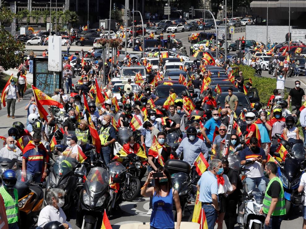 Vox paraliza el centro de Madrid con miles de personas en coche que piden la "dimisión" del Gobierno