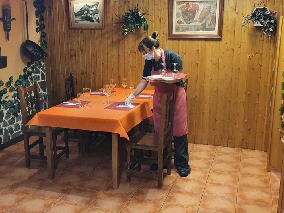 Tímida apertura de comedores en pueblos, a la espera de más pasos en la desescalada