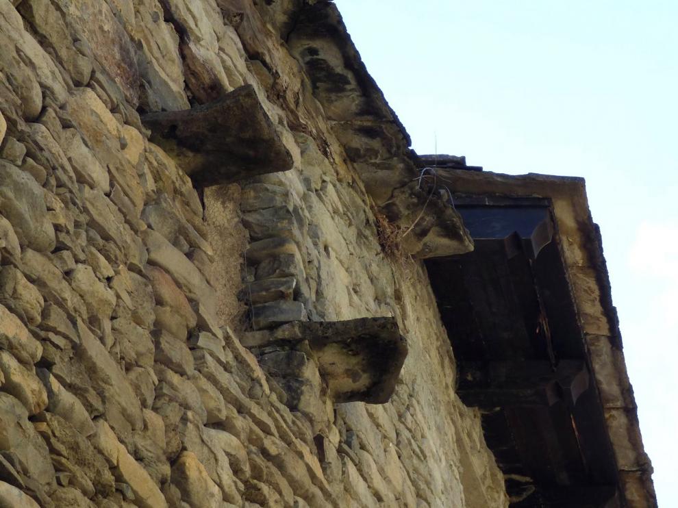 Piedras casaderas, son losas cerca de un balcón que sale de la fachada del edificio