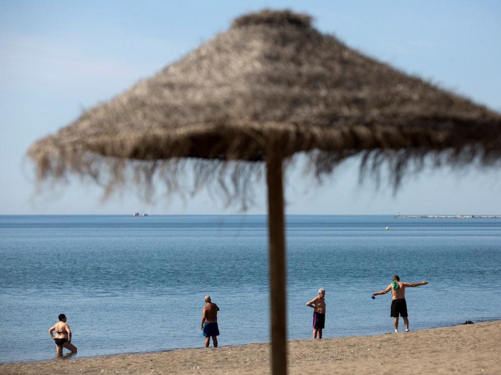 Sanidad recomienda extremar las medidas de distanciamiento social e higiene en las playas