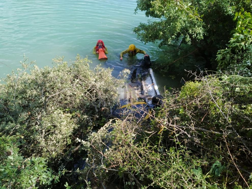 Fallece una menor al precipitarse el vehículo que conducía su madre al embalse de Barasona