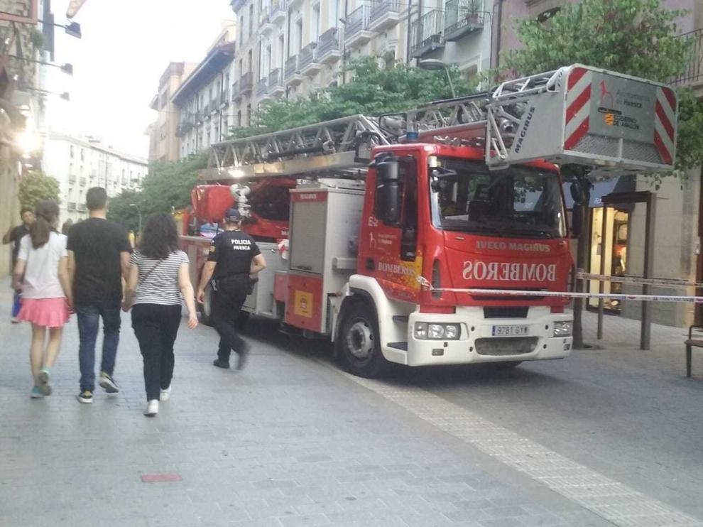 Cae parte de un alero en el Coso Bajo de Huesca