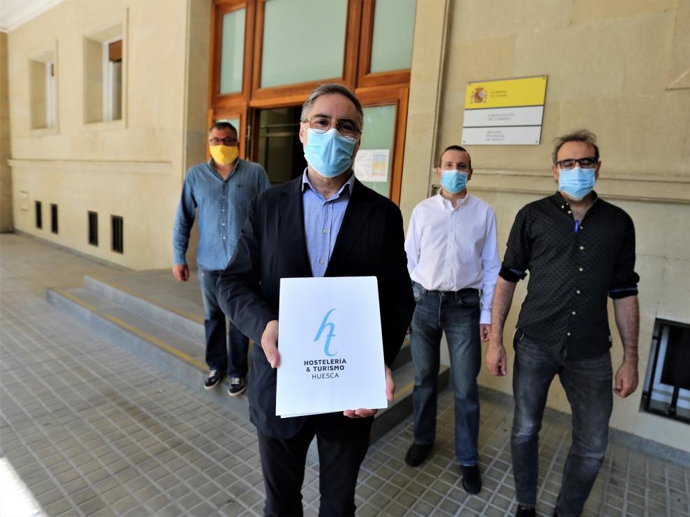 Hosteleros oscenses entregan en la Subdelegación del Gobierno en Huesca un paquete de medidas para reactivar el sector