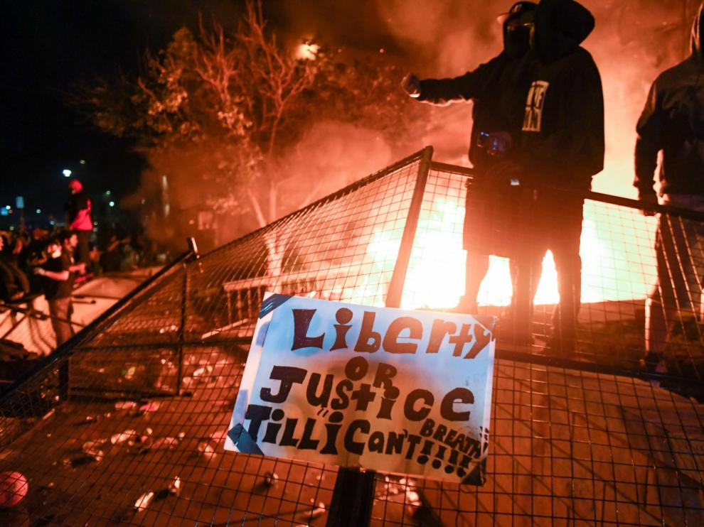 Detienen a un policía por su supuesta responsabilidad en la muerte de un afroamericano en Estados Unidos
