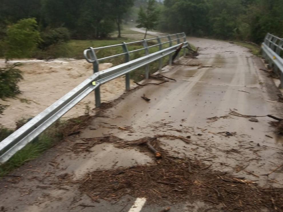 Las tormentas dejan media hora incomunicada la pedanía jaquesa de Atarés