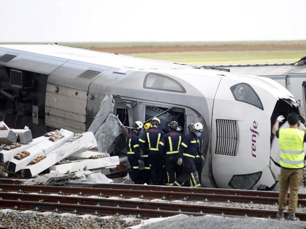 Técnicos y Guardia Civil inspeccionan la zona tras el accidente del Alvia