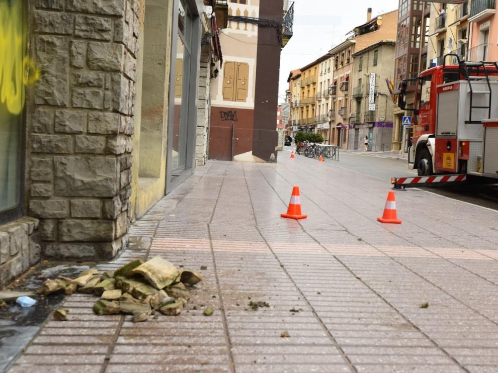 Caen unos cascotes de un edificio del Coso Alto