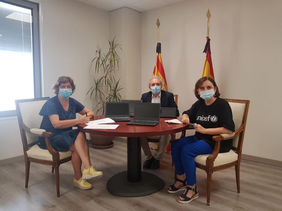 Unicef dona tablets y ordenadores portátiles, 217 en total, para los niños en centros de acogida de Aragón