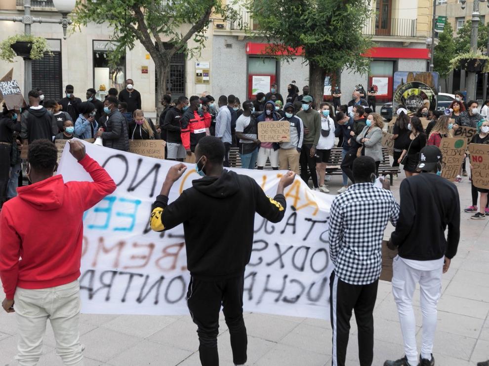 Huesca acoge una multitudinaria protesta contra el racismo