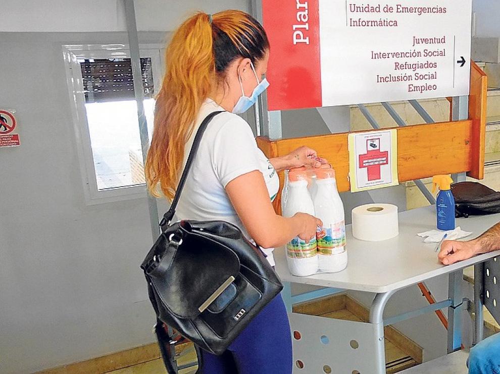Cruz Roja Huesca reparte 4.050 litros de leche a 220 familias