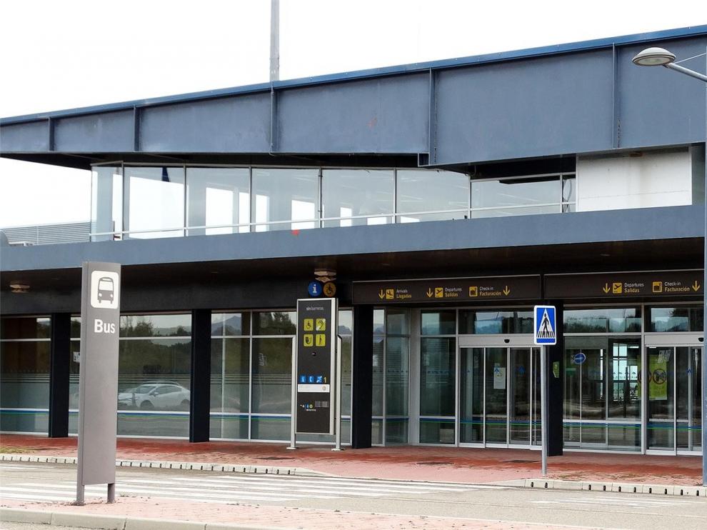 Cs pregunta por el futuro de la escuela de pilotos de Huesca
