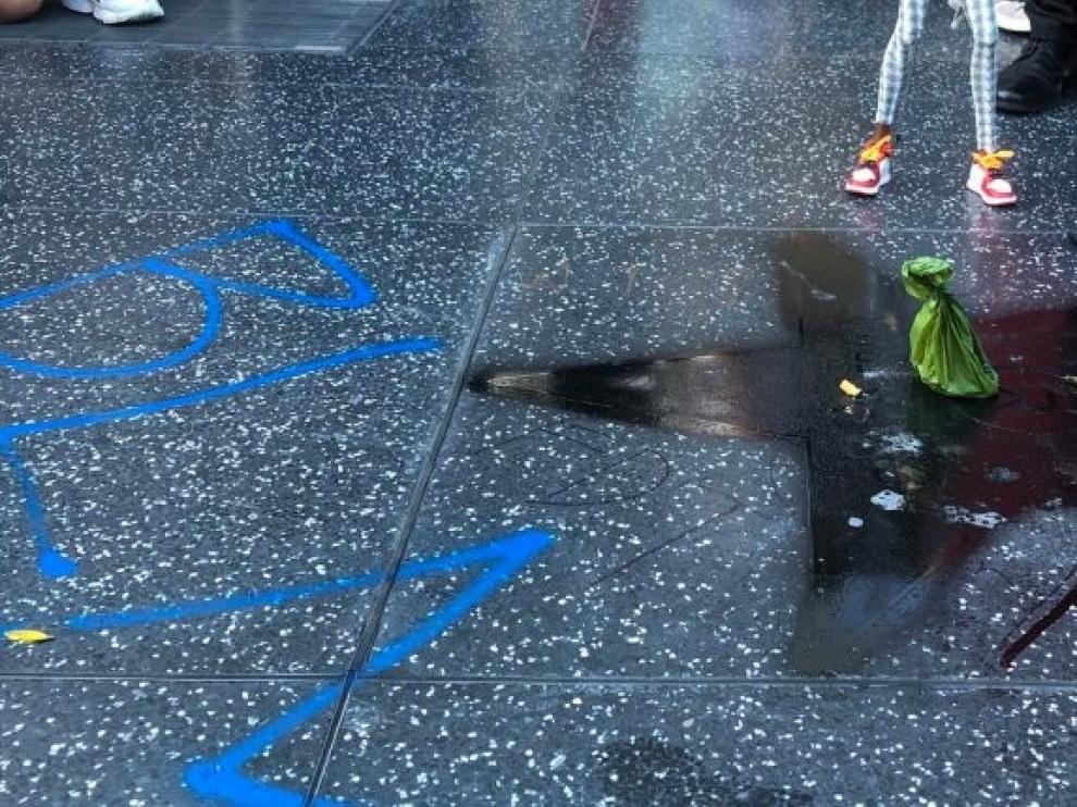 La estrella de Trump en Hollywood, teñida de negro
