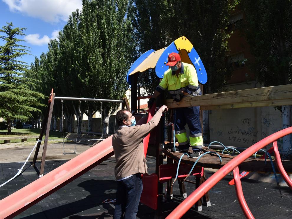 El ayuntamiento de Monzón lleva a cabo mejoras en una treintena de zonas de juegos infantiles