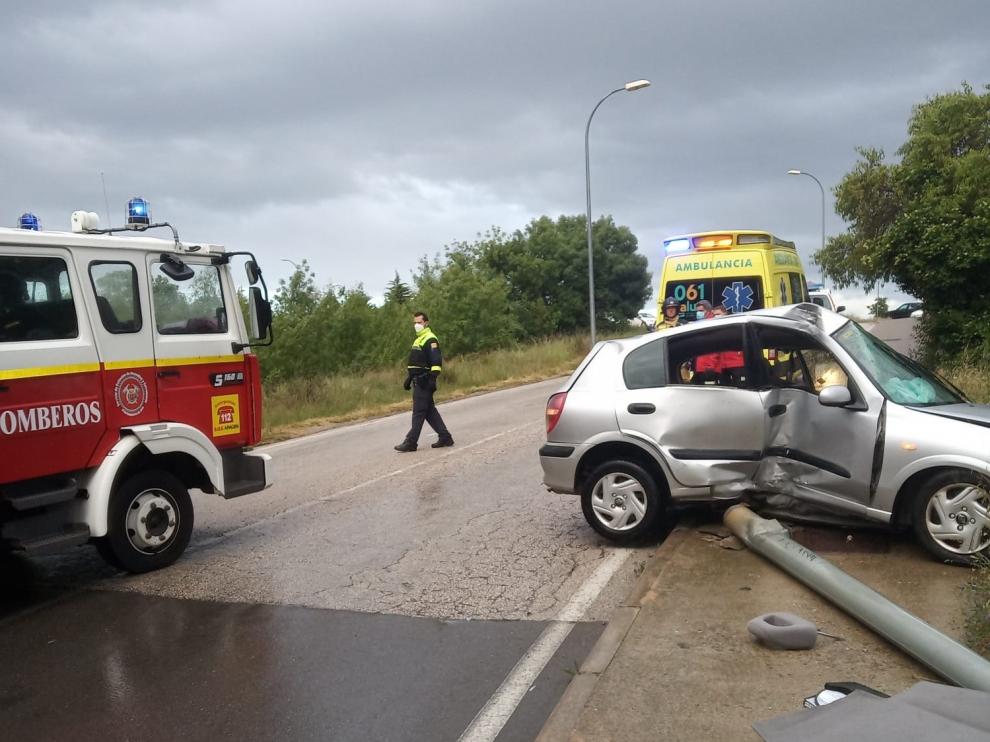 Dos jóvenes de Jaca resultan heridos al chocar contra una farola