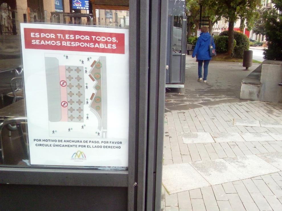 Jaca instala carteles informativos para mantener la distancia de seguridad entre peatones
