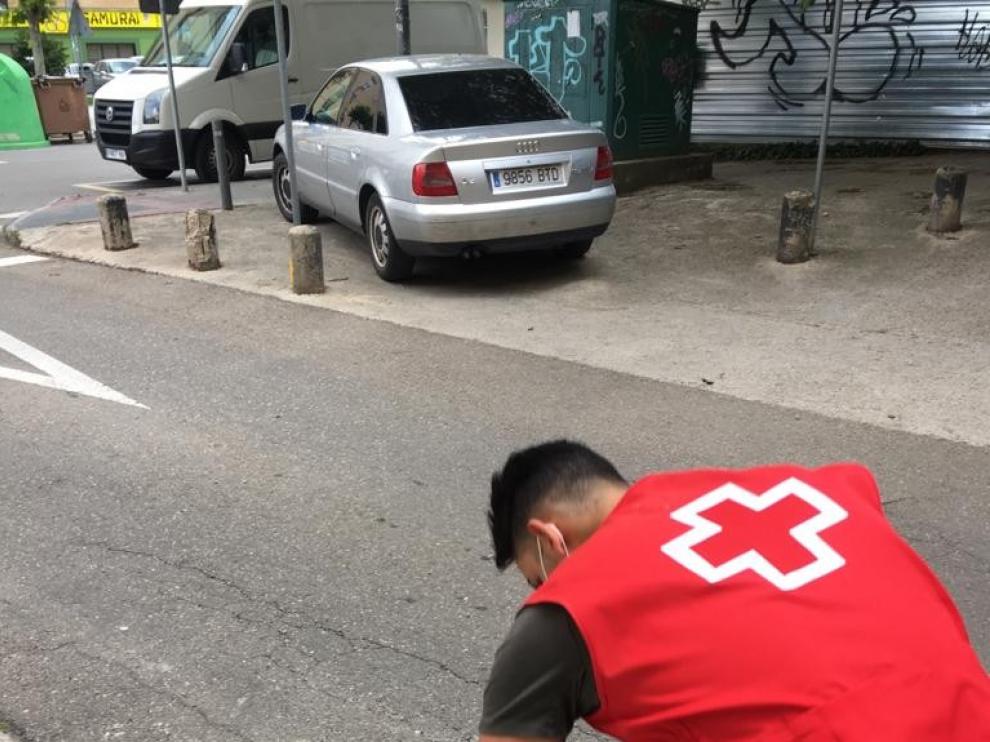 Cruz Roja Huesca sale a la calle para recordar el buen uso y desecho de mascarillas y guantes