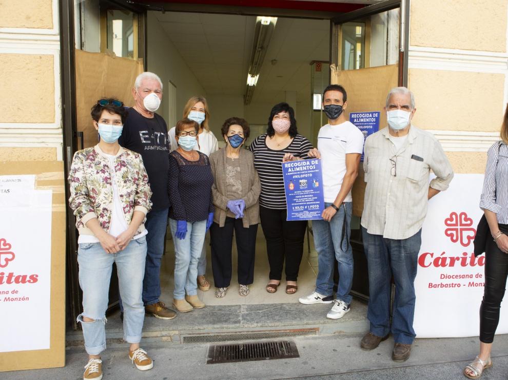Barbastro muestra su solidaridad con Cáritas con la recogida de alimentos de la campaña "Kilo-Foto"