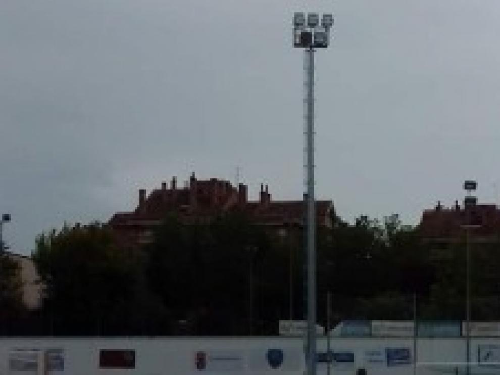 El Ayuntamiento de Jaca instala los nuevos postes de iluminación en el campo municipal de Oroel