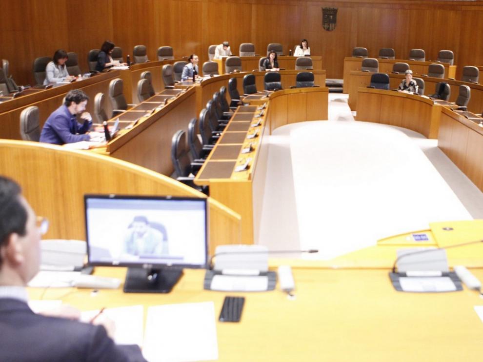 Las Cortes piden dotar al alumnado de internert