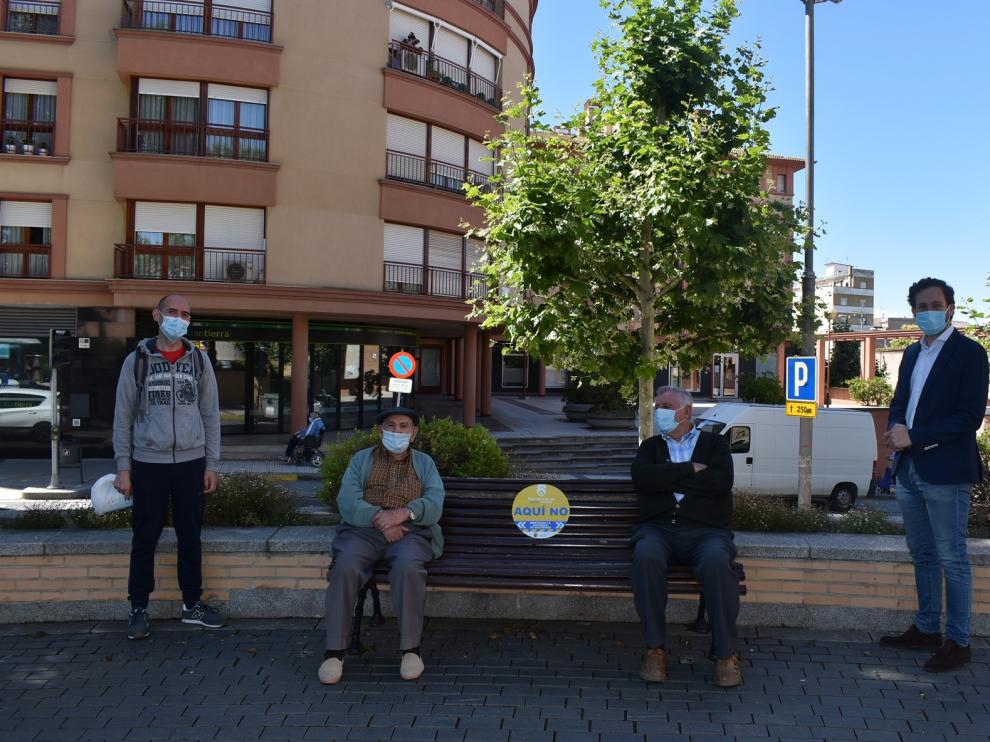 Monzón señaliza los bancos para que los vecinos guarden la distancia de seguridad