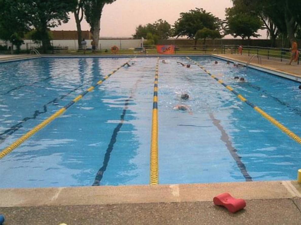 El Club Natación Sariñena, en desacuerdo con la no apertura de las piscinas