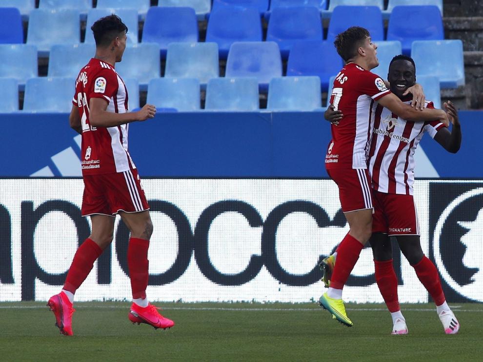 El Almería vuelve a apretar la zona alta