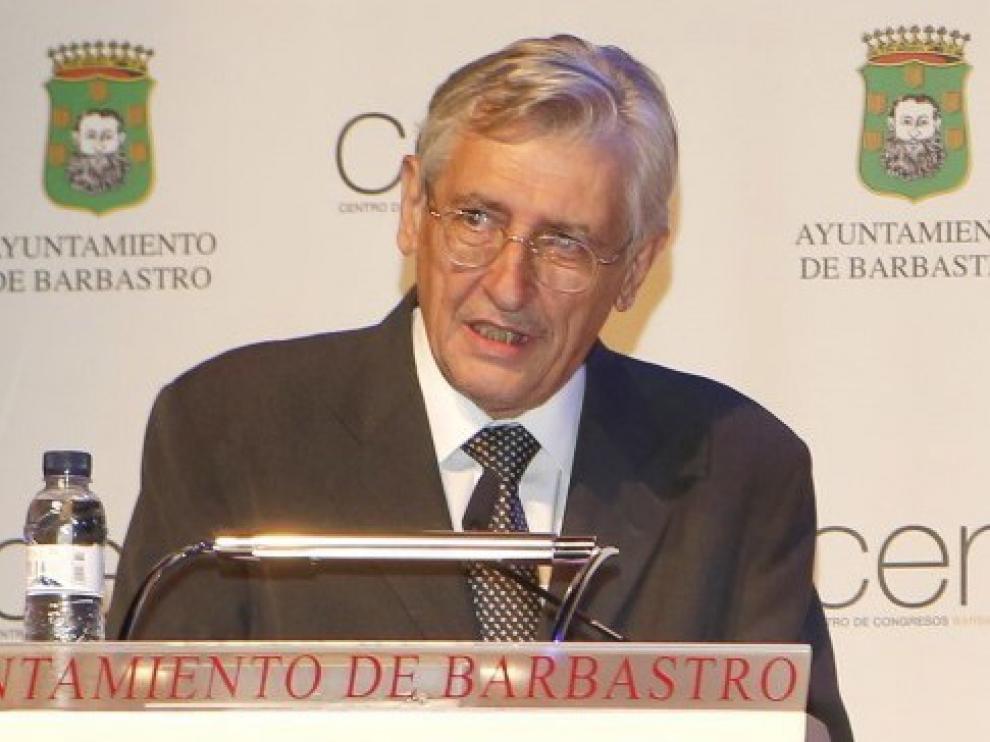 El "corresponsal 10", Ángel Huguet, sopla este miércoles 70 velas