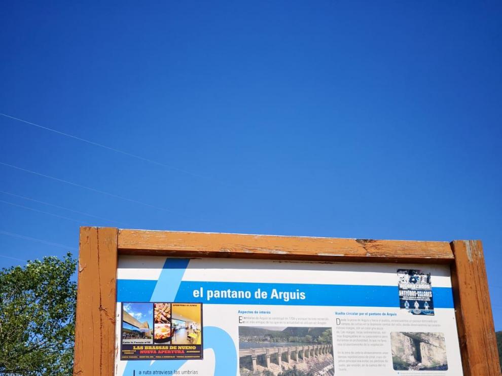 Se saltan por alto las señales de prohibido bañarse y navegar en el embalse de Arguis