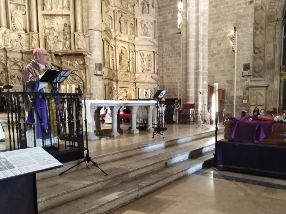 La catedral de Barbastro despide a Enrique Calvera