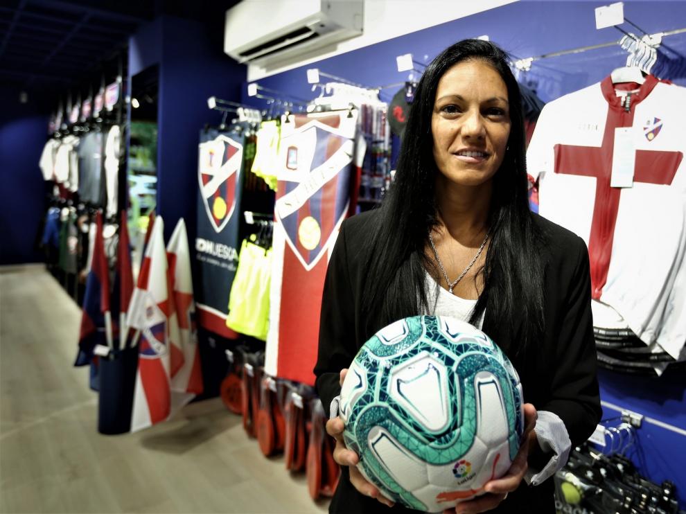 Verónica Rodríguez, coordinadora deportiva de la sección femenina SD Huesca y entrenadora del primer equipo: "El fútbol femenino es agradecido, puro y engancha a quien se acerca"