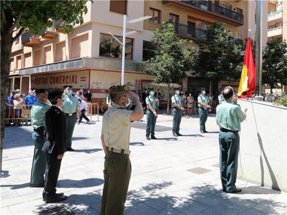 Homenaje a las víctimas del terrorismo e izada de la bandera donada por la Guardia Civil a la ciudad de Huesca