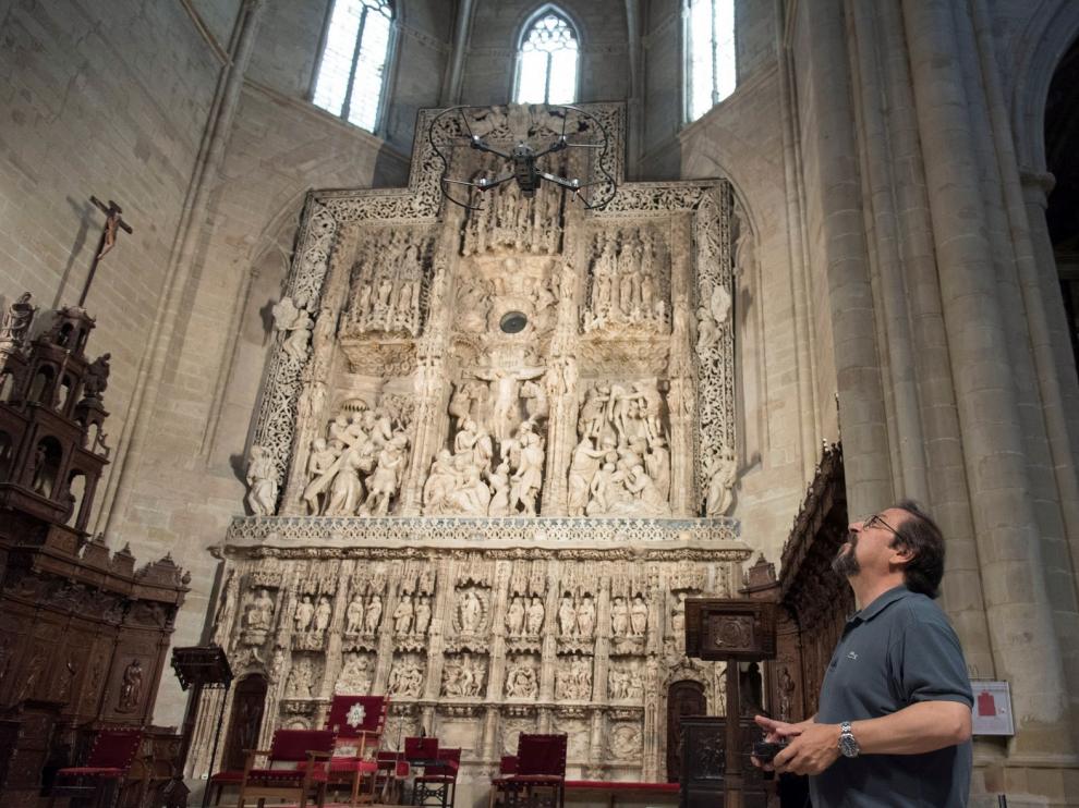 Drones y láser se adentran en la Catedral de Huesca para reproducirla en 3D