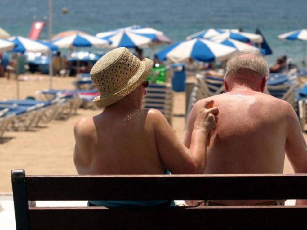 Crema solar bajo la mascarilla y precaución con hidrogeles este verano