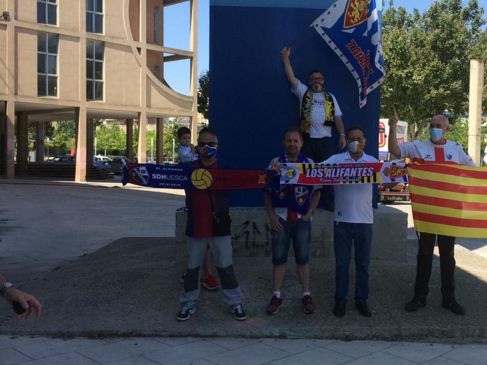 Aficionados del Huesca y Zaragoza viven un hermanamiento junto a La Romareda