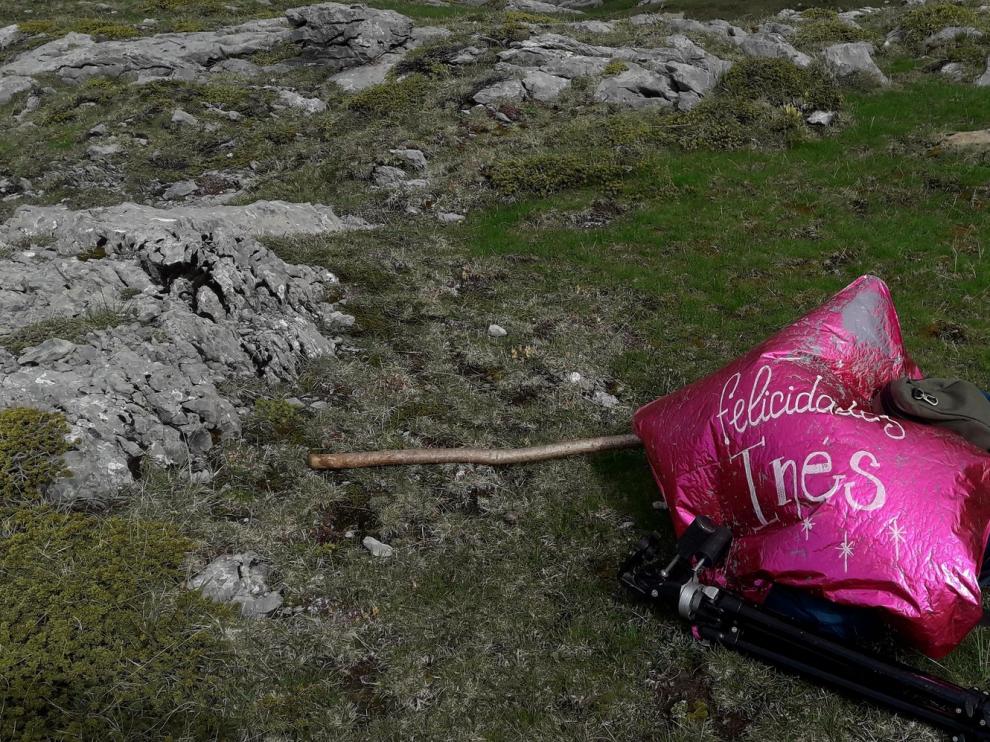 Retiran restos de tiendas de campaña del ibón de Piedrafita