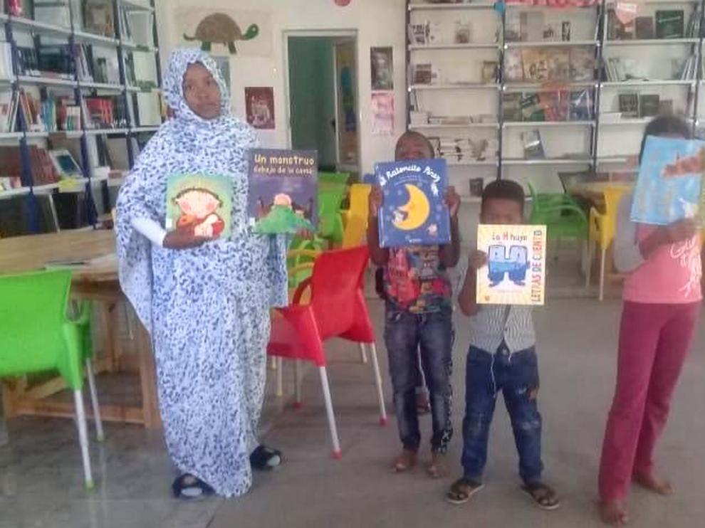 La Biblioteca de Monzón dona cuentos a niños saharauis