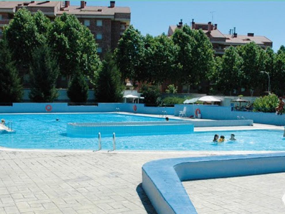 La piscina municipal de Jaca ha abierto sus puertas al público este miércoles con medidas de seguridad