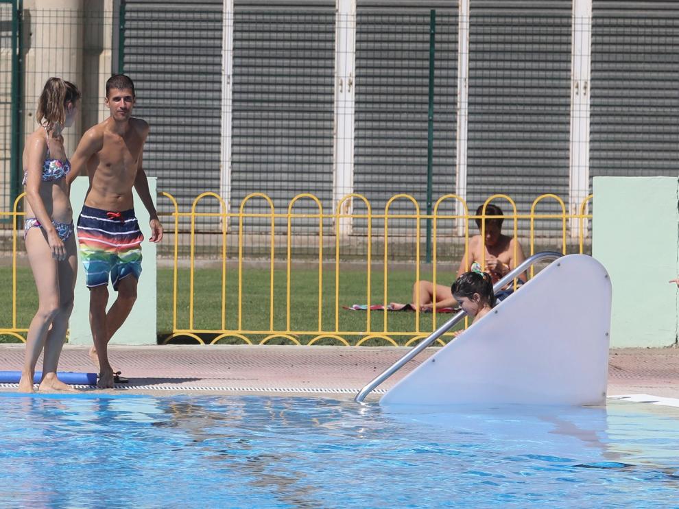 Primer chapuzón en las piscinas municipales de Huesca marcado por el coronavirus