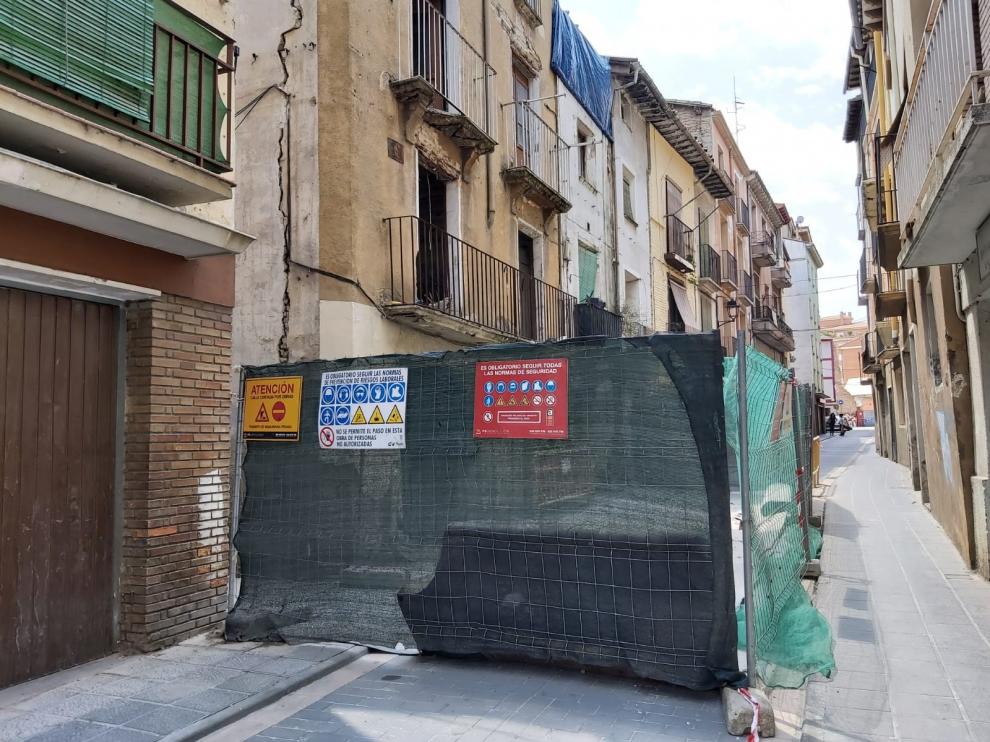 Comienza la demolición de tres edificaciones en las calles Pablo Sahún y Val de Barbastro