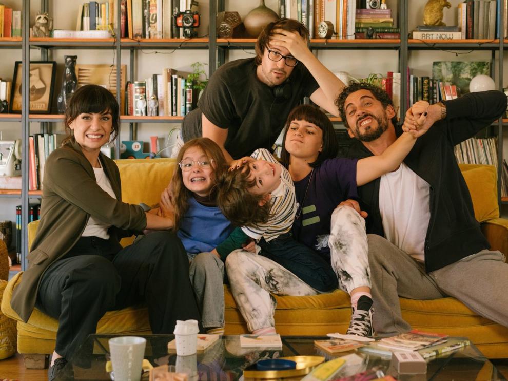 Arranca el rodaje de "Mamá o papá", con Paco León y Miren Ibarguren