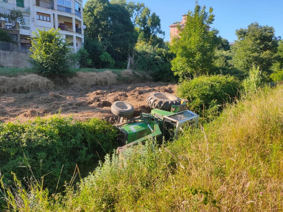 Un agricultor resulta ileso tras volcar su tractor en Barbastro