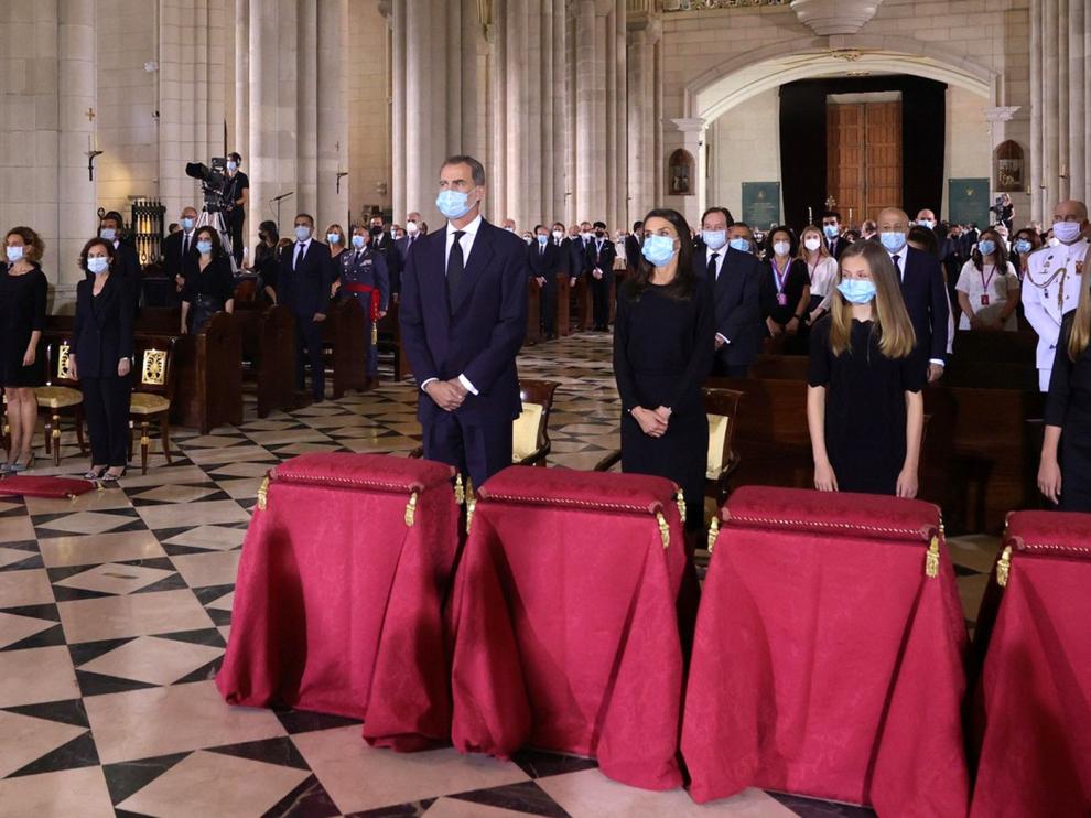 Los reyes y sus hijas, en el funeral por las víctimas del coronavirus