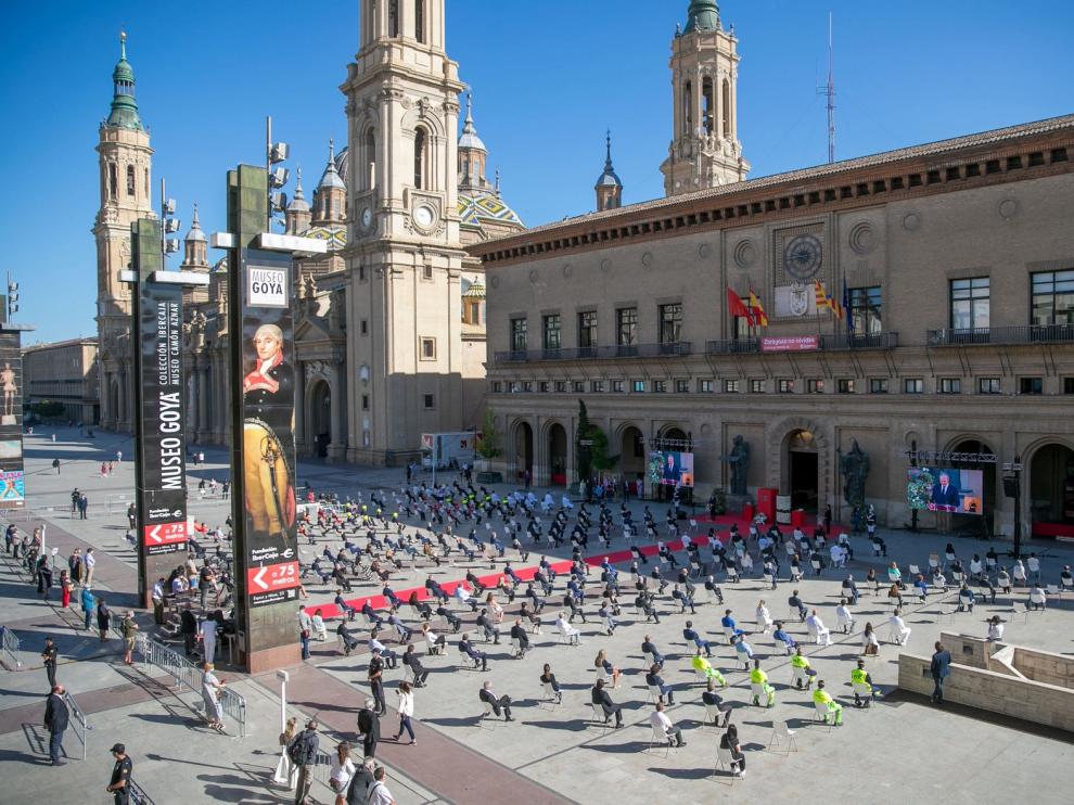 Flores blancas y acordes de violonchelo, el homenaje de Zaragoza a las víctimas la covid-19