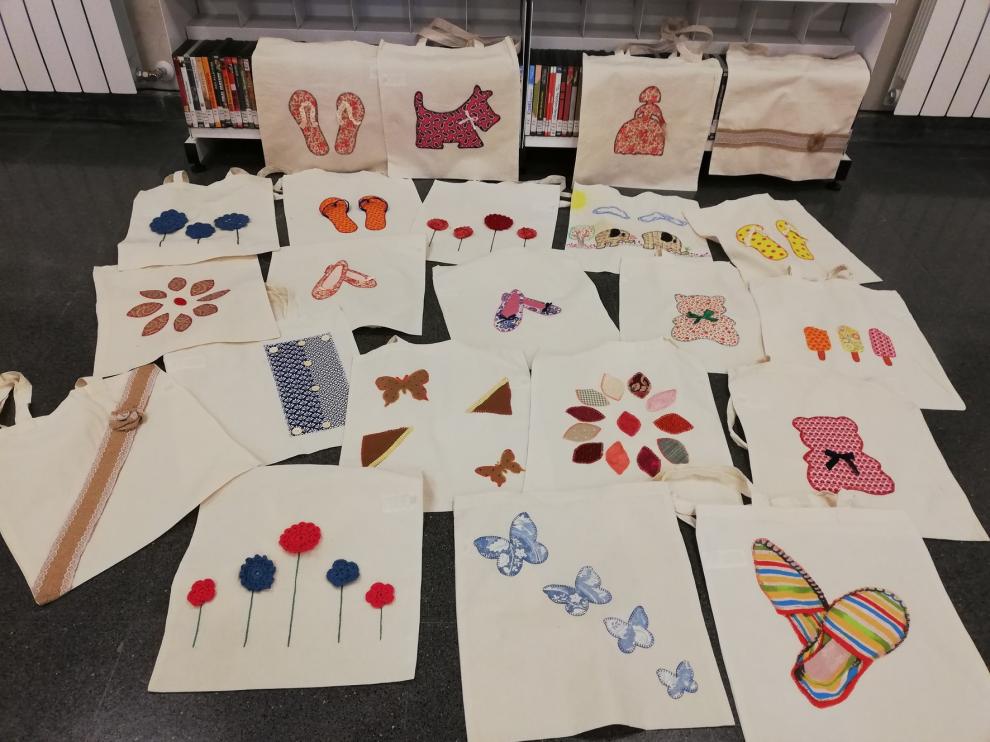 "Entre costuras" cose bolsas a beneficio de Cáritas