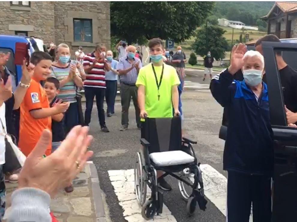 Gavín recibe con aplausos y repicar de campanas a Ángel Yuste, 113 días ingresado en Huesca y Jaca con coronavirus