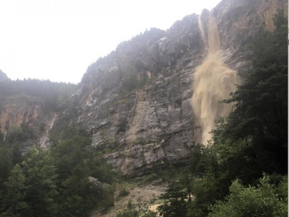 Un desprendimiento de rocas deja cortada tres horas la pista de acceso a Bujaruelo