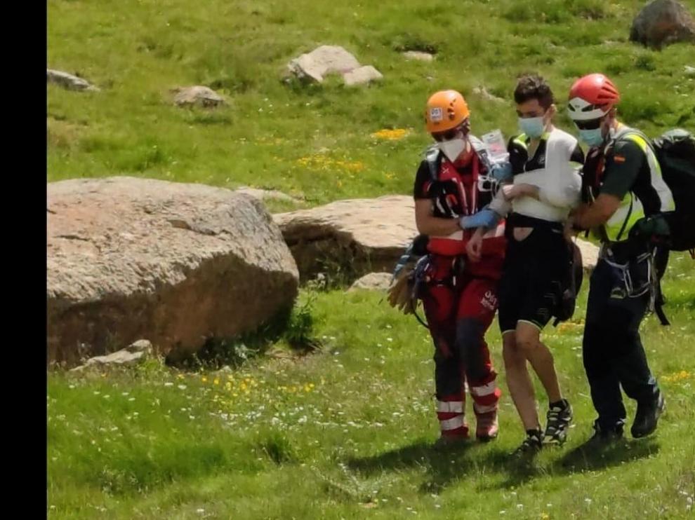 Complicado rescate de un montañero enriscado en Sahún durante una fuerte tormenta de granizo